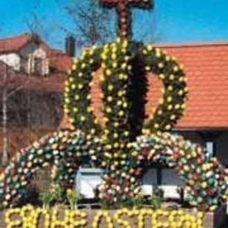 Typischer fränkischer Osterbrunnen